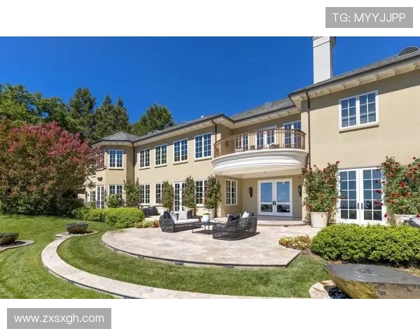 大阪刚买下比弗利山庄那栋玻璃豪宅，训练完回家还得自己煮泡面？